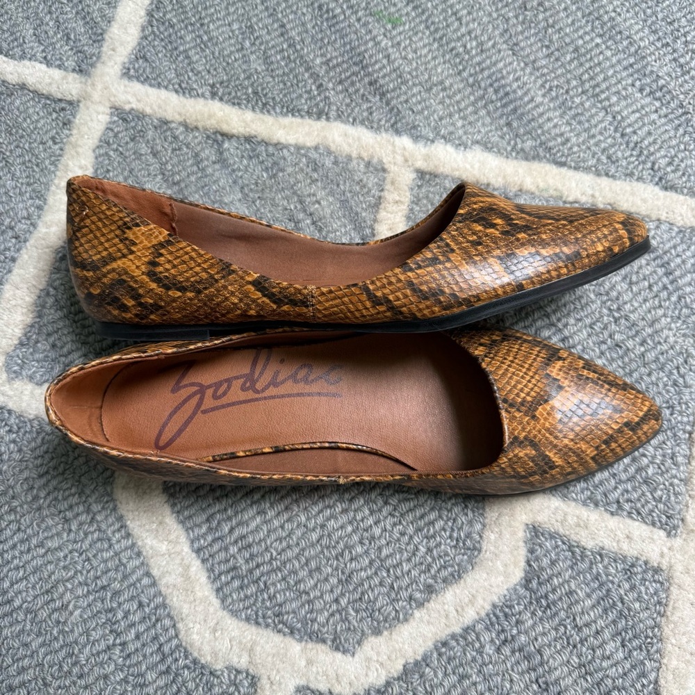 Zodiac Hill Snakeskin Print Flats Size 8.5 Pointed Toe - Picture 2 of 5